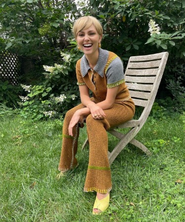 AnnaSophia Robb is posing for the photo.